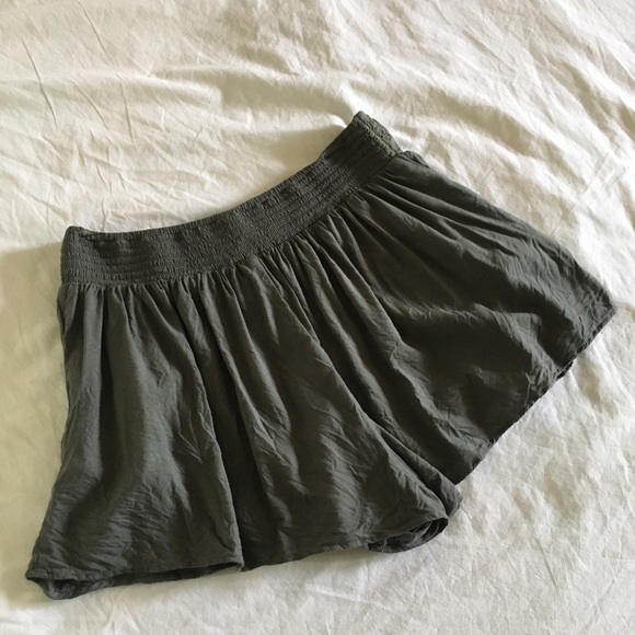 Olive green flowy shorts - Picture 4 of 4